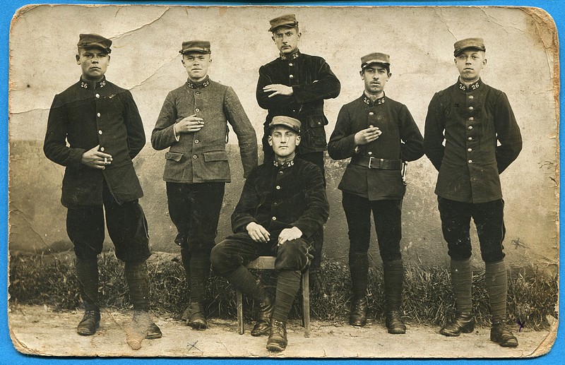 1914-18 - carte photo de deux officiers avec un sous-officiers allemand